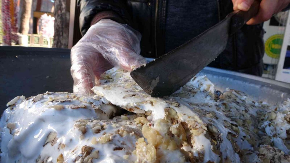 ORDU'NUN YÖRESEL LEZZETLERİNDEN OLAN CEVİZLİ HELVA, KIŞ AYLARINDA SICAK VÜCUDU SICAK TUTMA ÖZELLİĞİ SAYESİNDE İLGİ GÖRÜYOR