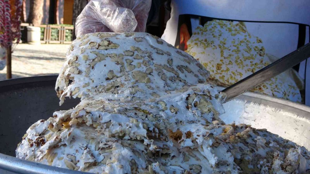 ORDU'NUN YÖRESEL LEZZETLERİNDEN OLAN CEVİZLİ HELVA, KIŞ AYLARINDA SICAK VÜCUDU SICAK TUTMA ÖZELLİĞİ SAYESİNDE İLGİ GÖRÜYOR