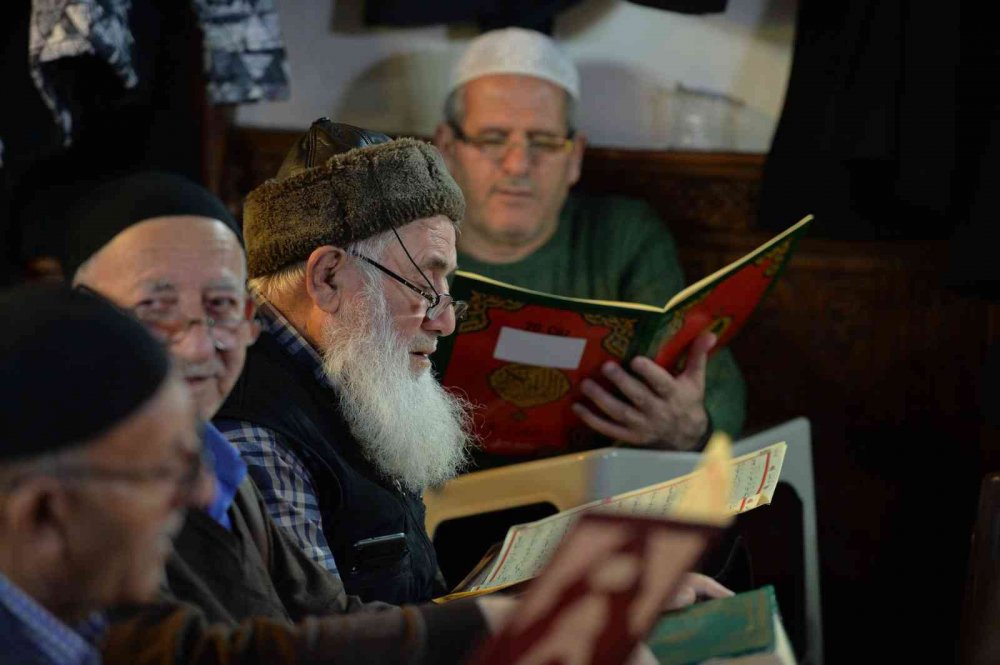 ERZURUM'DA "BİNBİR HATİM" GELENEĞİNİ SÜRDÜREN VATANDAŞLAR, AYAZ PAŞA CAMİİ'NDE SABAH NAMAZI ÖNCESİ KURAN-I KERİM OKUYARAK GÜNE BAŞLIYORLAR