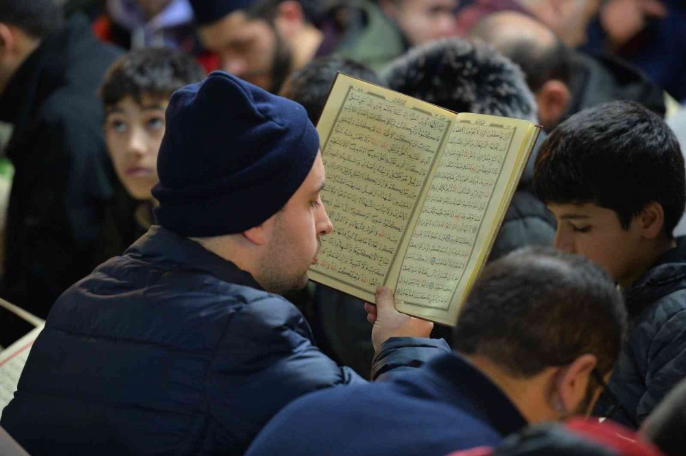 ERZURUM'DA "BİNBİR HATİM" GELENEĞİNİ SÜRDÜREN VATANDAŞLAR, AYAZ PAŞA CAMİİ'NDE SABAH NAMAZI ÖNCESİ KURAN-I KERİM OKUYARAK GÜNE BAŞLIYORLAR