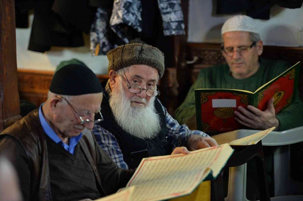 ERZURUM'DA "BİNBİR HATİM" GELENEĞİNİ SÜRDÜREN VATANDAŞLAR, AYAZ PAŞA CAMİİ'NDE SABAH NAMAZI ÖNCESİ KURAN-I KERİM OKUYARAK GÜNE BAŞLIYORLAR