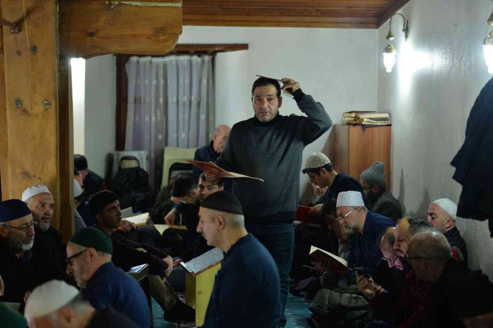 ERZURUM'DA "BİNBİR HATİM" GELENEĞİNİ SÜRDÜREN VATANDAŞLAR, AYAZ PAŞA CAMİİ'NDE SABAH NAMAZI ÖNCESİ KURAN-I KERİM OKUYARAK GÜNE BAŞLIYORLAR