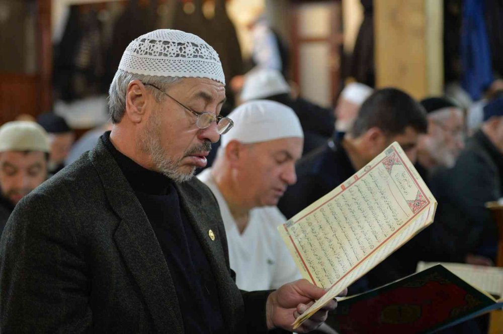 ERZURUM'DA "BİNBİR HATİM" GELENEĞİNİ SÜRDÜREN VATANDAŞLAR, AYAZ PAŞA CAMİİ'NDE SABAH NAMAZI ÖNCESİ KURAN-I KERİM OKUYARAK GÜNE BAŞLIYORLAR