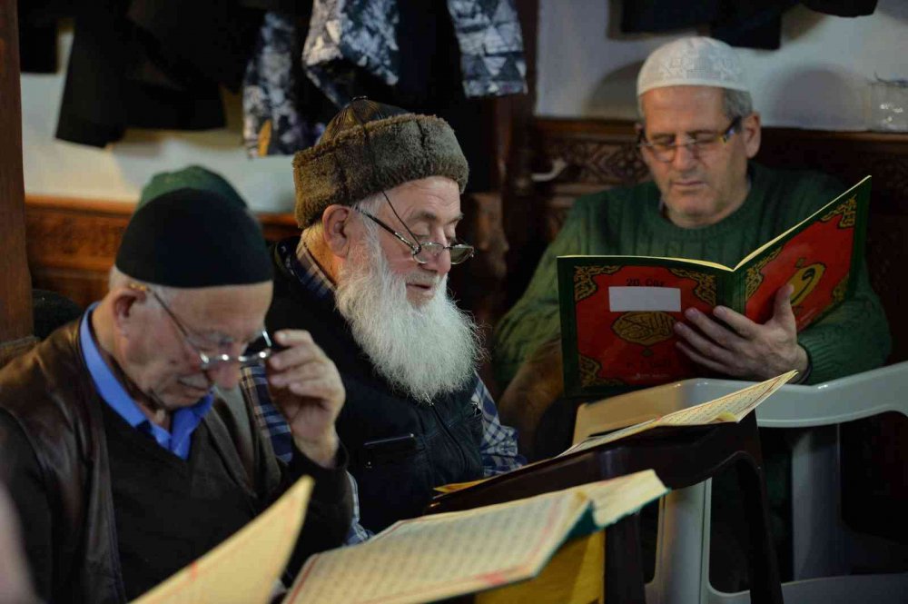 ERZURUM'DA "BİNBİR HATİM" GELENEĞİNİ SÜRDÜREN VATANDAŞLAR, AYAZ PAŞA CAMİİ'NDE SABAH NAMAZI ÖNCESİ KURAN-I KERİM OKUYARAK GÜNE BAŞLIYORLAR