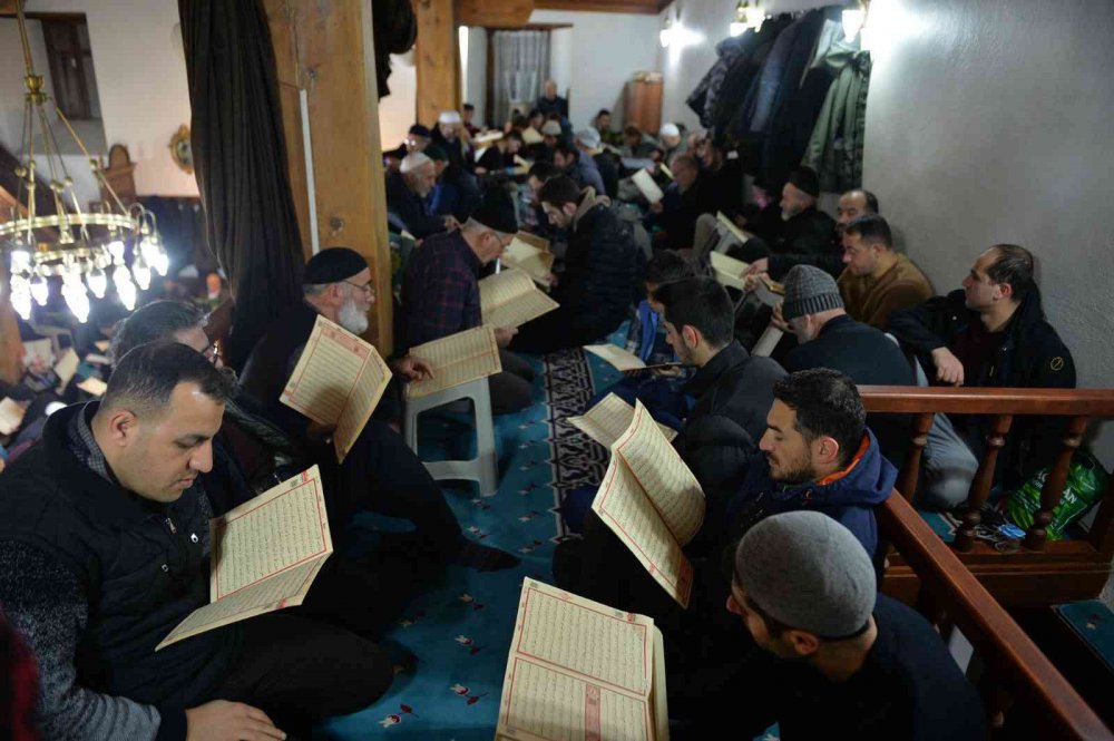 ERZURUM'DA "BİNBİR HATİM" GELENEĞİNİ SÜRDÜREN VATANDAŞLAR, AYAZ PAŞA CAMİİ'NDE SABAH NAMAZI ÖNCESİ KURAN-I KERİM OKUYARAK GÜNE BAŞLIYORLAR