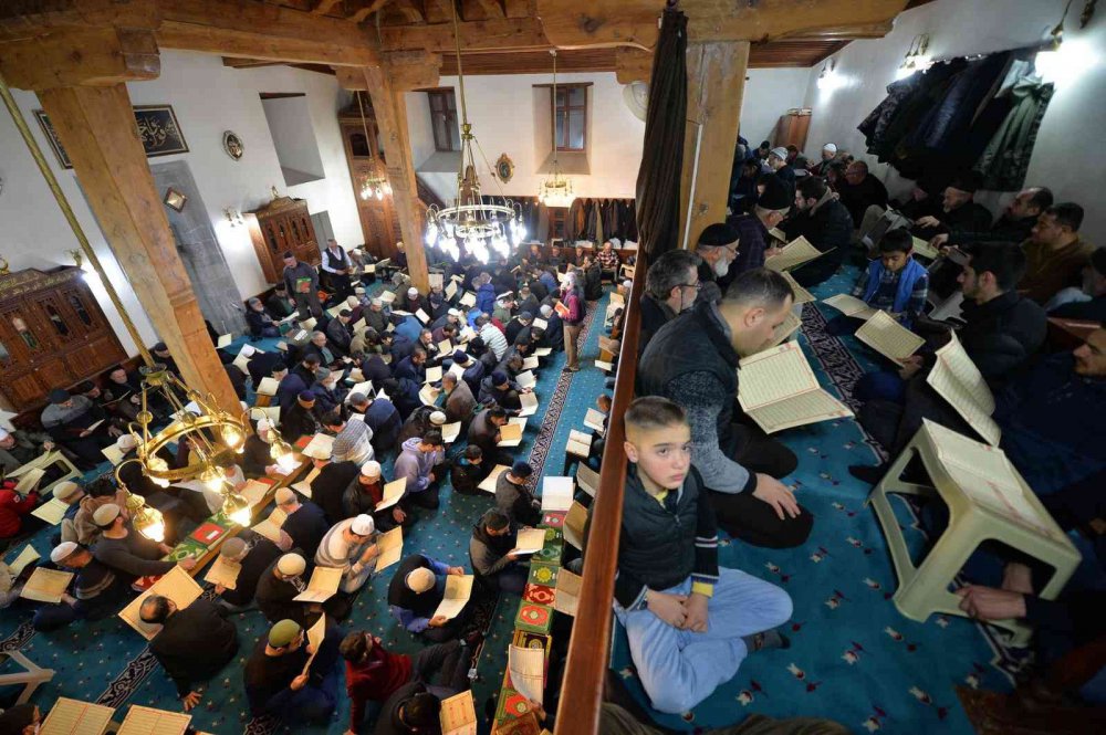 ERZURUM'DA "BİNBİR HATİM" GELENEĞİNİ SÜRDÜREN VATANDAŞLAR, AYAZ PAŞA CAMİİ'NDE SABAH NAMAZI ÖNCESİ KURAN-I KERİM OKUYARAK GÜNE BAŞLIYORLAR