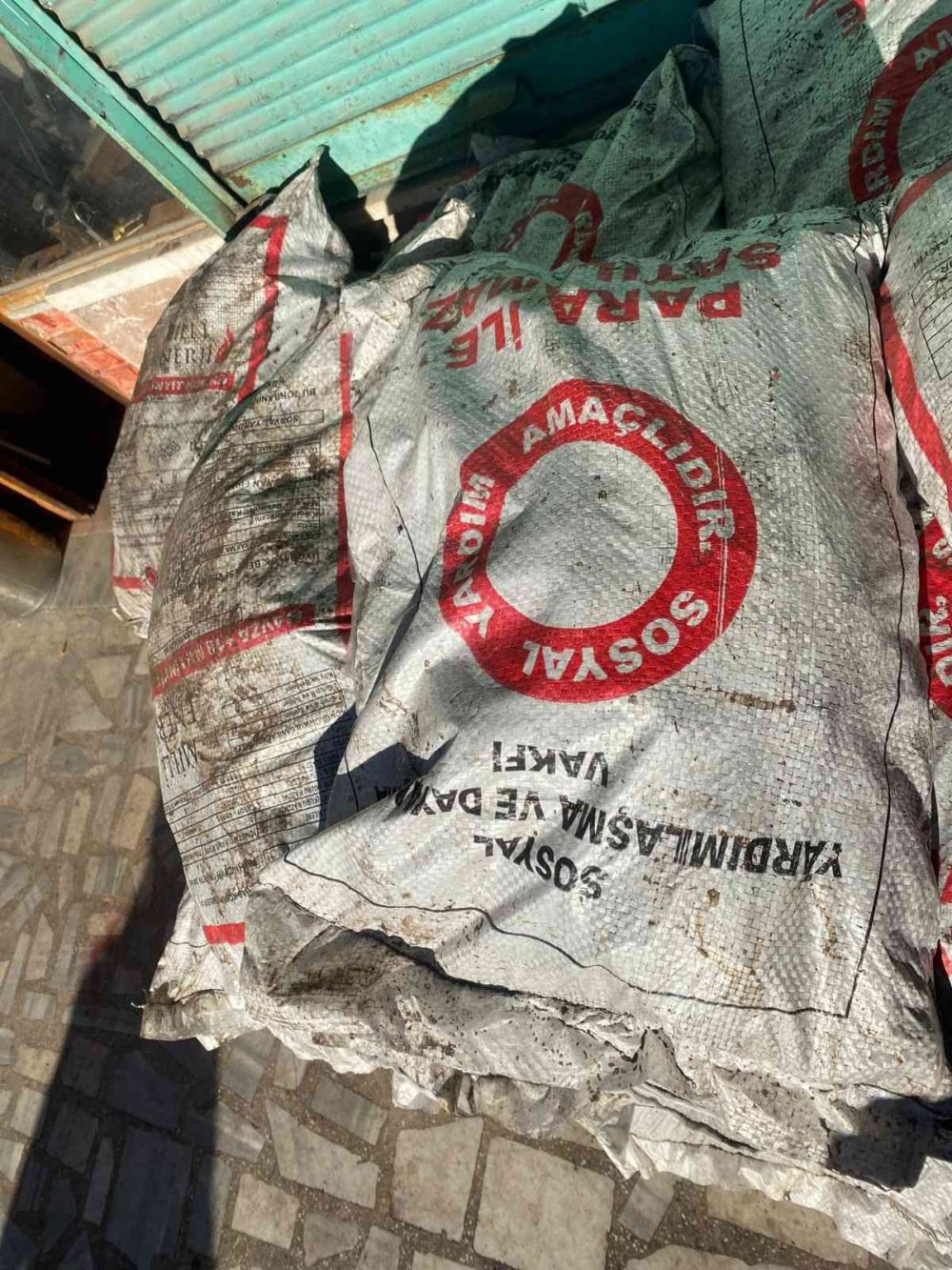ORDU'DA, İHTİYAÇ SAHİBİ VATANDAŞLARA ÜCRETSİZ DAĞITILAN YARDIM KÖMÜRLERİNİ SATIN ALARAK, PARA KARŞILIĞI SATTIĞI İDDİA EDİLEN BİR KİŞİ YAKALANDI