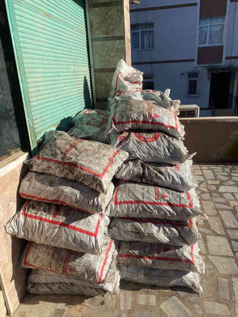 ORDU'DA, İHTİYAÇ SAHİBİ VATANDAŞLARA ÜCRETSİZ DAĞITILAN YARDIM KÖMÜRLERİNİ SATIN ALARAK, PARA KARŞILIĞI SATTIĞI İDDİA EDİLEN BİR KİŞİ YAKALANDI