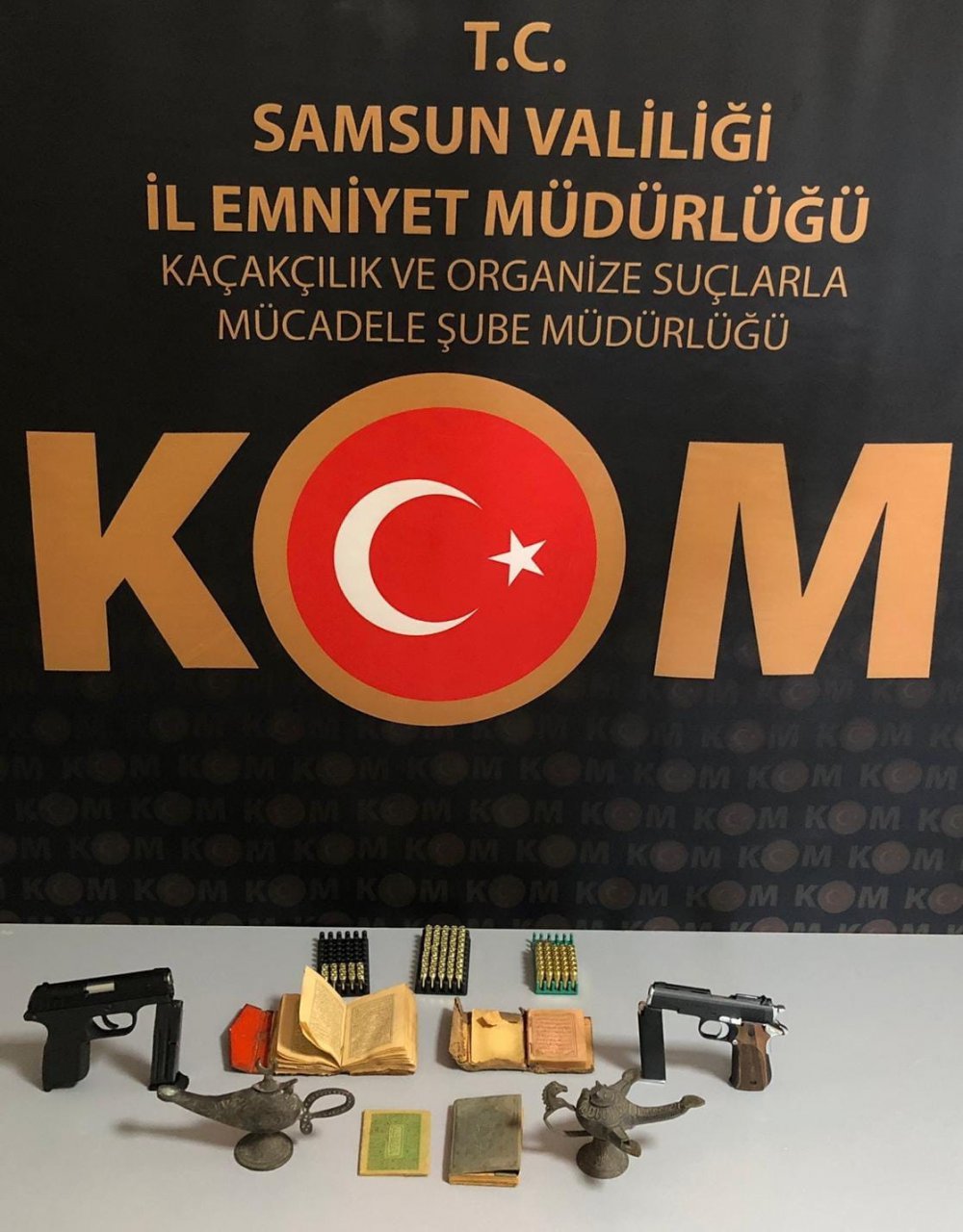 SAMSUN'DA KOM POLİSİ TARAFINDAN BİR İŞ YERİNE YAPILAN BASKINDA 4 ADET TARİHİ ESER OLDUĞU DEĞERLENDİRİLEN KUR'AN-I KERİM, SİLAH VE MERMİ ELE GEÇİRİLDİ