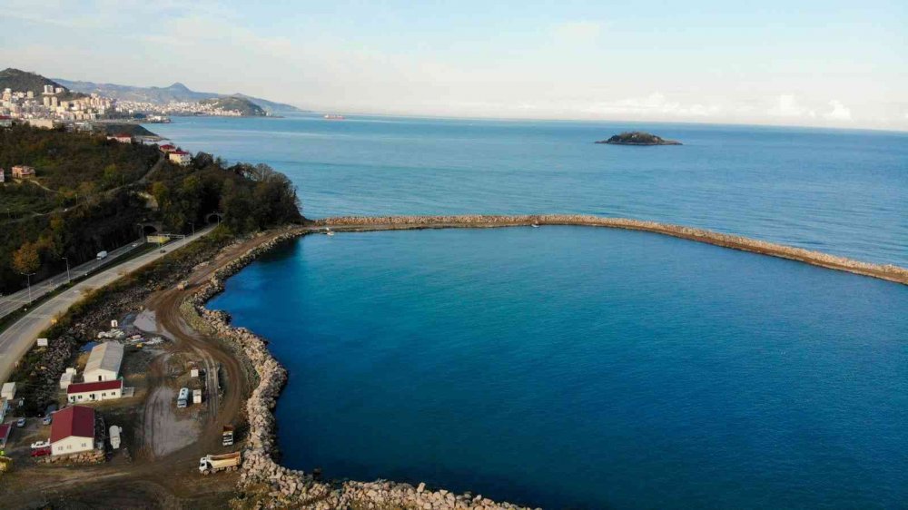 GİRESUN'UN UZUNCAKUM MEVKİİNE PROJELENDİRİLEN TÜRKİYE'NİN EN BÜYÜK BALIKÇI BARINAĞI OLAN SU ÜRÜNLERİ MERKEZİ'NİN YAPIM ÇALIŞMALARINDA YÜZDE 28'E ULAŞILDI