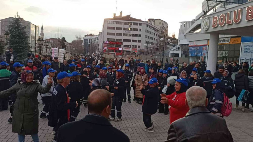BOLU’DA DAVUL ZURNA EŞLİĞİNDE TOPLU İŞ SÖZLEŞMESİ İMZALANDI. BOLU BELEDİYESİNİN TOPLU İŞ SÖZLEŞMESİ, BELEDİYE İŞ GENEL BAŞKANI NİHAT YURDAKUL İLE BELEDİYE BAŞKANI TANJU ÖZCAN TARAFINDAN İMZALANDI