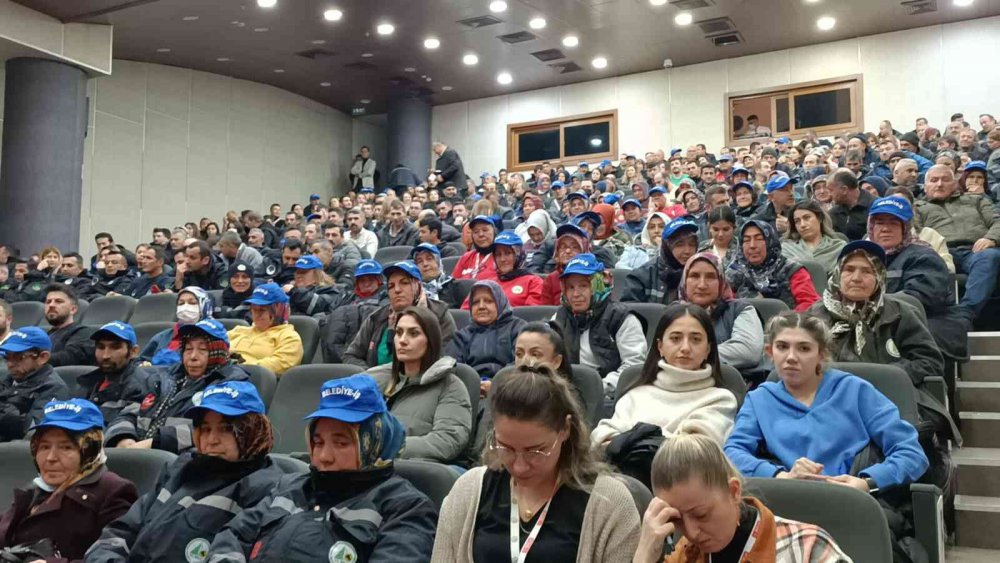 BOLU’DA DAVUL ZURNA EŞLİĞİNDE TOPLU İŞ SÖZLEŞMESİ İMZALANDI. BOLU BELEDİYESİNİN TOPLU İŞ SÖZLEŞMESİ, BELEDİYE İŞ GENEL BAŞKANI NİHAT YURDAKUL İLE BELEDİYE BAŞKANI TANJU ÖZCAN TARAFINDAN İMZALANDI