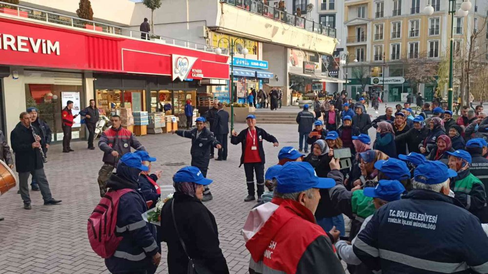 BOLU’DA DAVUL ZURNA EŞLİĞİNDE TOPLU İŞ SÖZLEŞMESİ İMZALANDI. BOLU BELEDİYESİNİN TOPLU İŞ SÖZLEŞMESİ, BELEDİYE İŞ GENEL BAŞKANI NİHAT YURDAKUL İLE BELEDİYE BAŞKANI TANJU ÖZCAN TARAFINDAN İMZALANDI
