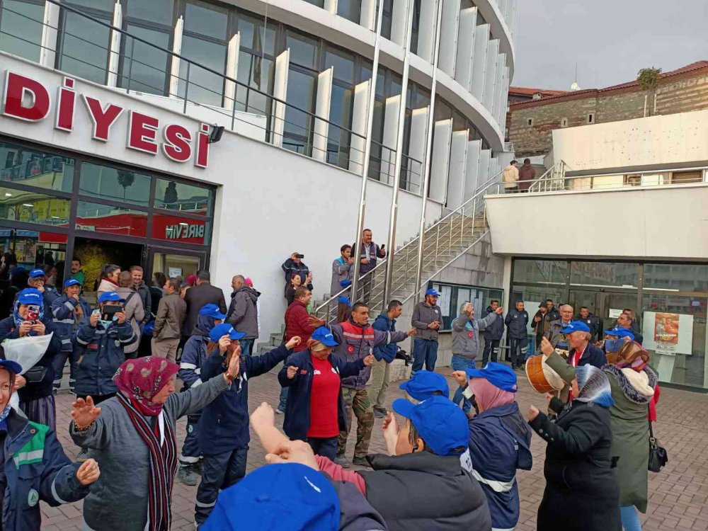 BOLU’DA DAVUL ZURNA EŞLİĞİNDE TOPLU İŞ SÖZLEŞMESİ İMZALANDI. BOLU BELEDİYESİNİN TOPLU İŞ SÖZLEŞMESİ, BELEDİYE İŞ GENEL BAŞKANI NİHAT YURDAKUL İLE BELEDİYE BAŞKANI TANJU ÖZCAN TARAFINDAN İMZALANDI