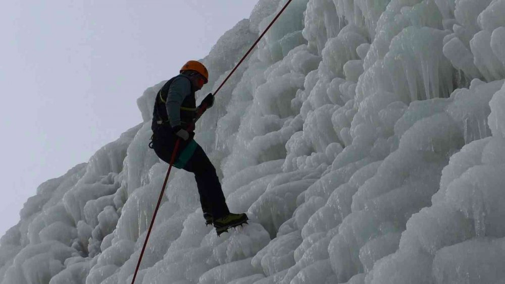 BUZ DUVARINA TIRMANAN DAĞCILAR NEFES KESTİ. ERZURUM PALANDÖKEN KAYAK MERKEZİ'NDE OLUŞTURULAN BUZ DUVARI, DAĞCILARIN GÖZDESİ OLDU