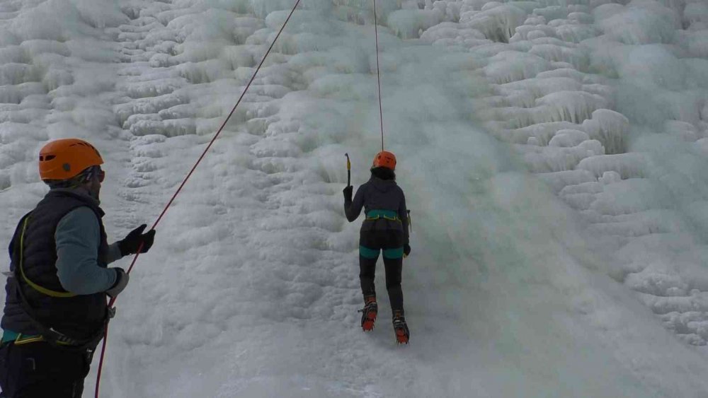 BUZ DUVARINA TIRMANAN DAĞCILAR NEFES KESTİ. ERZURUM PALANDÖKEN KAYAK MERKEZİ'NDE OLUŞTURULAN BUZ DUVARI, DAĞCILARIN GÖZDESİ OLDU