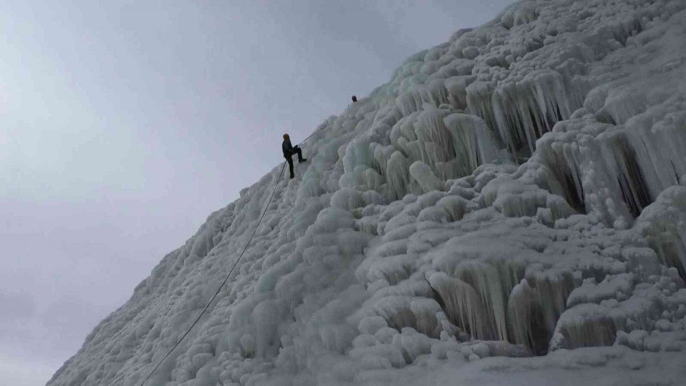 BUZ DUVARINA TIRMANAN DAĞCILAR NEFES KESTİ. ERZURUM PALANDÖKEN KAYAK MERKEZİ'NDE OLUŞTURULAN BUZ DUVARI, DAĞCILARIN GÖZDESİ OLDU