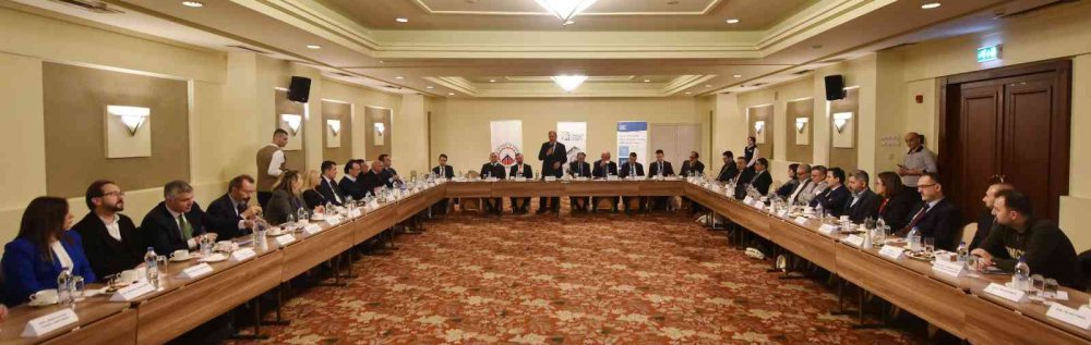 TRABZON TİCARET VE SANAYİ ODASI TARAFINDAN DÜZENLENEN SAĞLIK TURİZMİ VİZYON TOPLANTISI DÜZENLENDİ. KONSOLOSLAR SAĞLIK TURİZMİNDE TRABZON’UN FAHRİ ELÇİLERİ OLACAK DENİLDİ