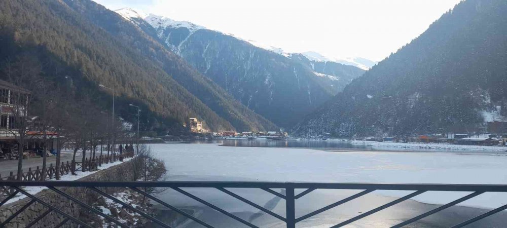 TRABZON'UN ÇAYKARA İLÇESİNDE DÜNYACA ÜNLÜ TURİZM MERKEZİ UZUNGÖL'ÜN BÜYÜK BİR BÖLÜMÜ YÖREDE ETKİLİ OLAN SOĞUK HAVA NEDENİYLE BUZ TUTTU