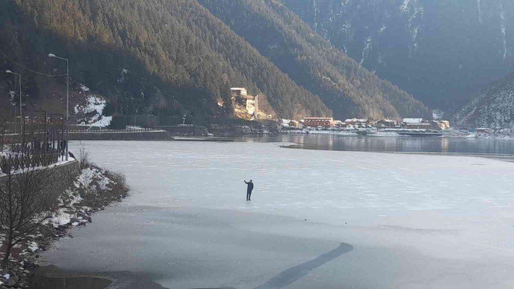 TRABZON'UN ÇAYKARA İLÇESİNDE DÜNYACA ÜNLÜ TURİZM MERKEZİ UZUNGÖL'ÜN BÜYÜK BİR BÖLÜMÜ YÖREDE ETKİLİ OLAN SOĞUK HAVA NEDENİYLE BUZ TUTTU