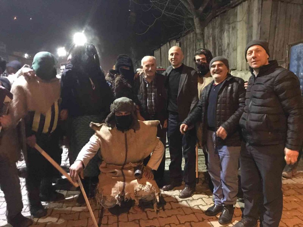 DOĞU KARADENİZ BÖLGESİ'NDE ASIRLARDIR SÜRDÜRÜLEN BİR RUMİ YILBAŞI EĞLENCESİ OLAN KALANDAR ETKİNLİĞİ ARTVİN'DE DE RENKLİ GÖRÜNTÜLERE SAHNE OLDU