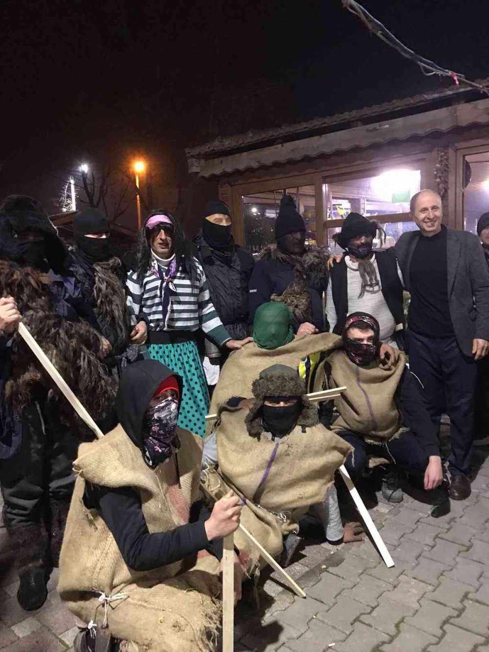 DOĞU KARADENİZ BÖLGESİ'NDE ASIRLARDIR SÜRDÜRÜLEN BİR RUMİ YILBAŞI EĞLENCESİ OLAN KALANDAR ETKİNLİĞİ ARTVİN'DE DE RENKLİ GÖRÜNTÜLERE SAHNE OLDU