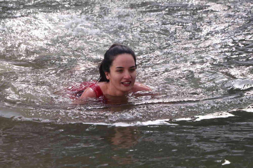 RİZE'DE BU YIL AYDER YAYLASI'NDA 7.'Sİ GERÇEKLEŞTİRİLEN KIŞ YÜZME ŞENLİĞİ RENKLİ GÖRÜNTÜLERE SAHNE OLDU