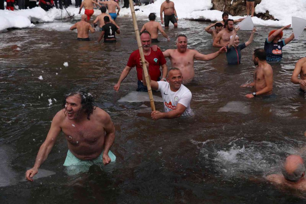RİZE'DE BU YIL AYDER YAYLASI'NDA 7.'Sİ GERÇEKLEŞTİRİLEN KIŞ YÜZME ŞENLİĞİ RENKLİ GÖRÜNTÜLERE SAHNE OLDU