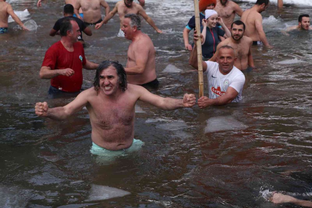 RİZE'DE BU YIL AYDER YAYLASI'NDA 7.'Sİ GERÇEKLEŞTİRİLEN KIŞ YÜZME ŞENLİĞİ RENKLİ GÖRÜNTÜLERE SAHNE OLDU