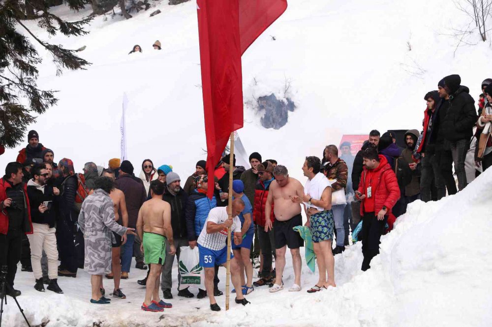 RİZE'DE BU YIL AYDER YAYLASI'NDA 7.'Sİ GERÇEKLEŞTİRİLEN KIŞ YÜZME ŞENLİĞİ RENKLİ GÖRÜNTÜLERE SAHNE OLDU