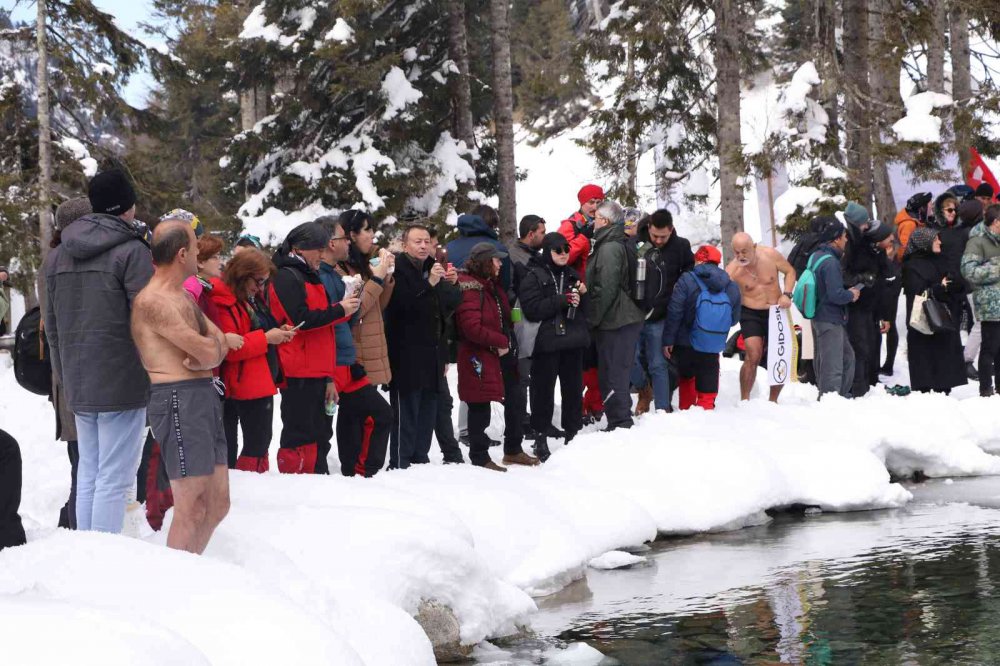 RİZE'DE BU YIL AYDER YAYLASI'NDA 7.'Sİ GERÇEKLEŞTİRİLEN KIŞ YÜZME ŞENLİĞİ RENKLİ GÖRÜNTÜLERE SAHNE OLDU