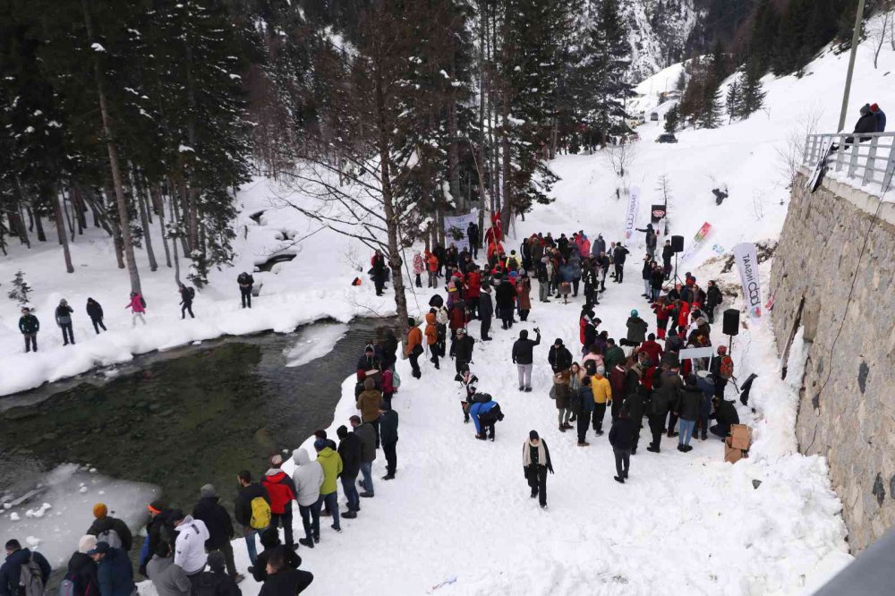 RİZE'DE BU YIL AYDER YAYLASI'NDA 7.'Sİ GERÇEKLEŞTİRİLEN KIŞ YÜZME ŞENLİĞİ RENKLİ GÖRÜNTÜLERE SAHNE OLDU