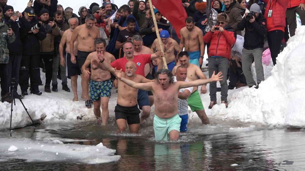 RİZE'DE BU YIL AYDER YAYLASI'NDA 7.'Sİ GERÇEKLEŞTİRİLEN KIŞ YÜZME ŞENLİĞİ RENKLİ GÖRÜNTÜLERE SAHNE OLDU