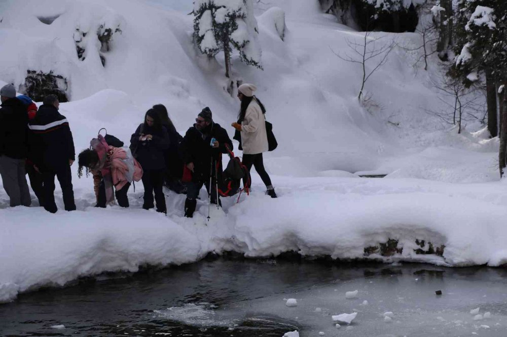 RİZE'DE BU YIL AYDER YAYLASI'NDA 7.'Sİ GERÇEKLEŞTİRİLEN KIŞ YÜZME ŞENLİĞİ RENKLİ GÖRÜNTÜLERE SAHNE OLDU