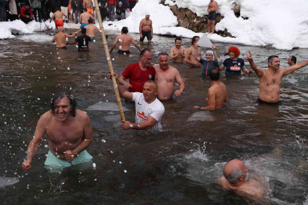 RİZE'DE BU YIL AYDER YAYLASI'NDA 7.'Sİ GERÇEKLEŞTİRİLEN KIŞ YÜZME ŞENLİĞİ RENKLİ GÖRÜNTÜLERE SAHNE OLDU