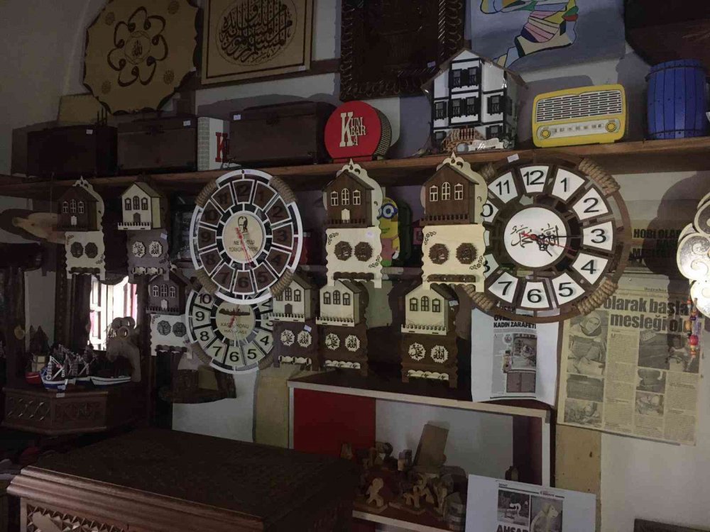 KASTAMONU'DA KOCASINDAN, MERAK ÜZERİNE AHŞAP OYMACILIĞINI ÖĞRENEN 43 YAŞINDAKİ ÇİLE ÖZTÜRK 10 YILDIR AHŞAPLARA ŞEKİL VERİYOR