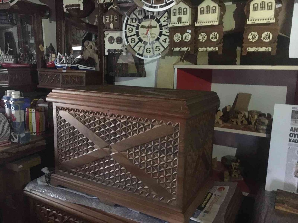 KASTAMONU'DA KOCASINDAN, MERAK ÜZERİNE AHŞAP OYMACILIĞINI ÖĞRENEN 43 YAŞINDAKİ ÇİLE ÖZTÜRK 10 YILDIR AHŞAPLARA ŞEKİL VERİYOR