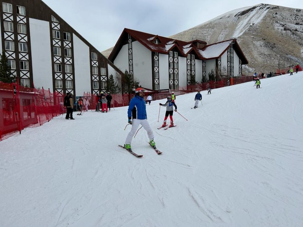 TÜRKİYE'NİN EN ÖNEMLİ KAYAK MERKEZLERİNDEN OLAN PALANDÖKEN KAYAK MERKEZİNDE KAYAK YOĞUNLUĞU DEVAM EDİYOR