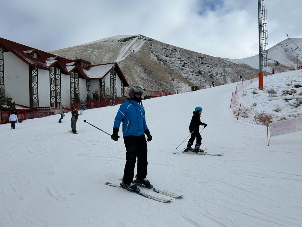 TÜRKİYE'NİN EN ÖNEMLİ KAYAK MERKEZLERİNDEN OLAN PALANDÖKEN KAYAK MERKEZİNDE KAYAK YOĞUNLUĞU DEVAM EDİYOR