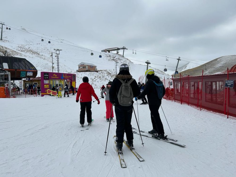 TÜRKİYE'NİN EN ÖNEMLİ KAYAK MERKEZLERİNDEN OLAN PALANDÖKEN KAYAK MERKEZİNDE KAYAK YOĞUNLUĞU DEVAM EDİYOR