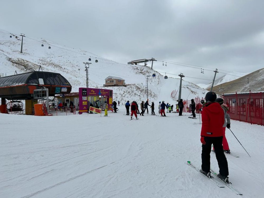 TÜRKİYE'NİN EN ÖNEMLİ KAYAK MERKEZLERİNDEN OLAN PALANDÖKEN KAYAK MERKEZİNDE KAYAK YOĞUNLUĞU DEVAM EDİYOR