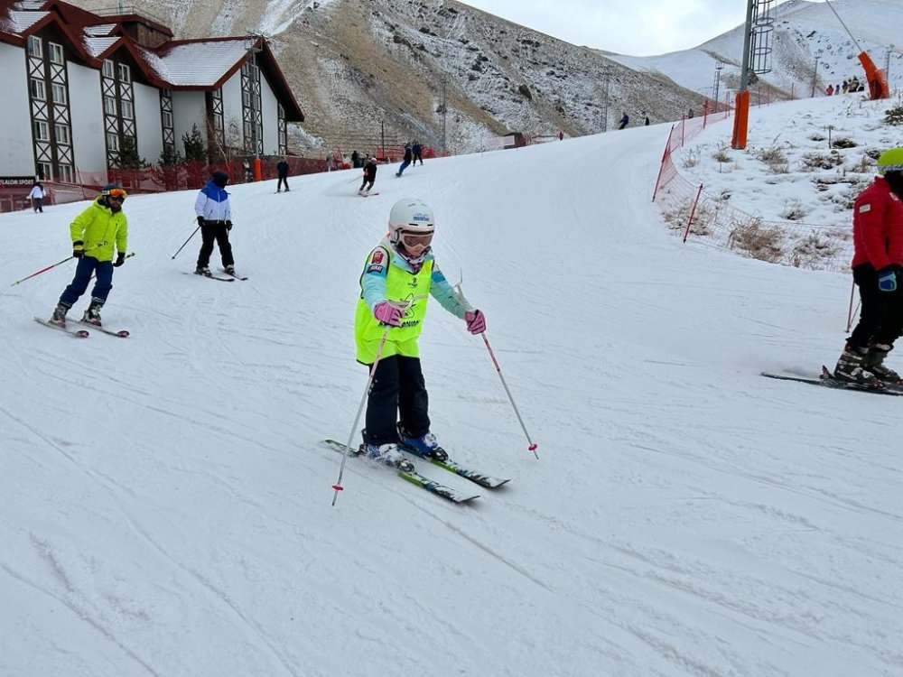 TÜRKİYE'NİN EN ÖNEMLİ KAYAK MERKEZLERİNDEN OLAN PALANDÖKEN KAYAK MERKEZİNDE KAYAK YOĞUNLUĞU DEVAM EDİYOR