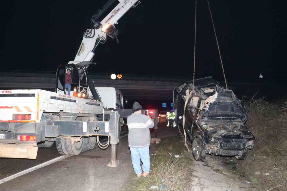AMASYA'NIN TAŞOVA İLÇESİNDE SÜRÜCÜSÜNÜN KONTROLÜNDEN ÇIKIP ŞARAMPOLE DEVRİLEREK DEFALARCA TAKLA ATAN CİPTEKİ AYNI AİLEDEN 2 KİŞİ ÖLDÜ, 2 KİŞİ YARALANDI