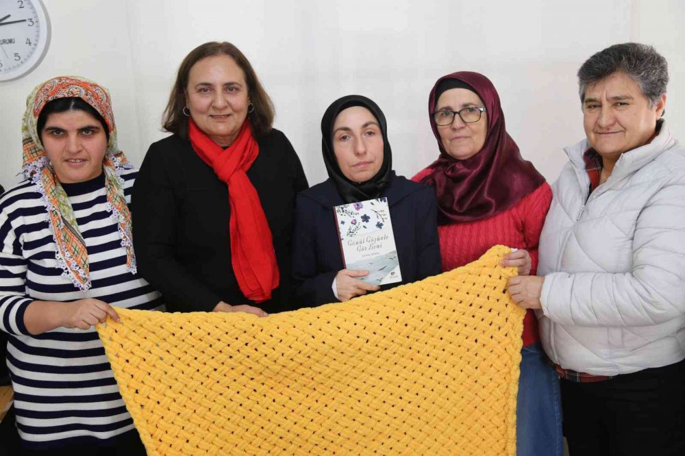 ARTVİN'İN ARDANUÇ İLÇESİNDE GÖRME ENGELLİ HAFIZIN AZMİ VE BAŞARI HİKAYESİ GURURLANDIRIYOR. 20 YAŞINDA HAFIZ OLAN, 28 YAŞINDA İSE İLK KİTABINI YAYINLAYAN ZUHAL TEMEL ,ŞİMDİ İSE ÖRGÜ ÖREREK ENGELLİ ARKADAŞLARINA KATKI SAĞLIYOR