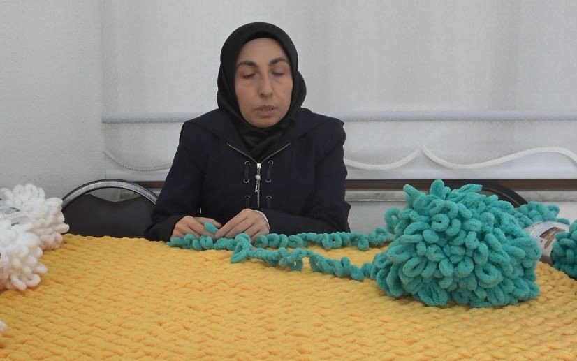 ARTVİN'İN ARDANUÇ İLÇESİNDE GÖRME ENGELLİ HAFIZIN AZMİ VE BAŞARI HİKAYESİ GURURLANDIRIYOR. 20 YAŞINDA HAFIZ OLAN, 28 YAŞINDA İSE İLK KİTABINI YAYINLAYAN ZUHAL TEMEL ,ŞİMDİ İSE ÖRGÜ ÖREREK ENGELLİ ARKADAŞLARINA KATKI SAĞLIYOR
