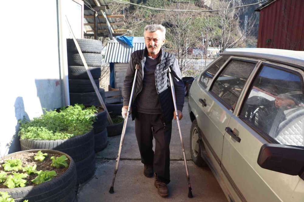 RİZE'DE HASTALIĞI YÜZÜNDEN AYAĞI KESİLEN 58 YAŞINDAKİ KÖKSAL SAĞIR, PROTEZ BACAKLA TEKRARDAN YÜRÜMEYE BAŞLADI