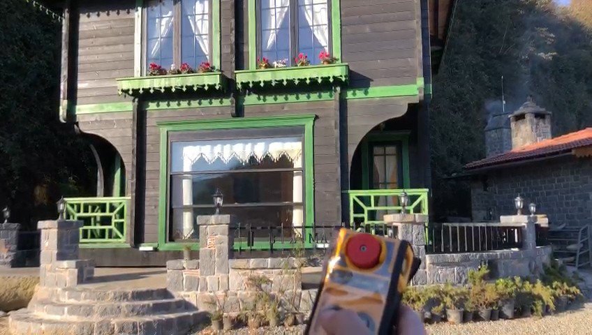 TEK TUŞLA EVİN YÖNÜNÜ DEĞİŞTİRİYOR. RİZE'NİN ARDEŞEN İLÇESİNDE YAŞAYAN CEMİL EKSİLMEZ İSİMLİ VATANDAŞIN YAPTIĞI DÖNEN EVİ GÖRENLER ŞAŞKINA DÖNÜYOR