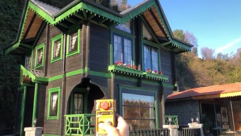 TEK TUŞLA EVİN YÖNÜNÜ DEĞİŞTİRİYOR. RİZE'NİN ARDEŞEN İLÇESİNDE YAŞAYAN CEMİL EKSİLMEZ İSİMLİ VATANDAŞIN YAPTIĞI DÖNEN EVİ GÖRENLER ŞAŞKINA DÖNÜYOR