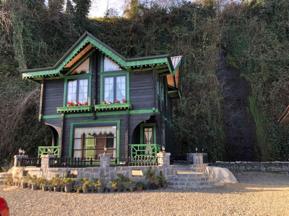 TEK TUŞLA EVİN YÖNÜNÜ DEĞİŞTİRİYOR. RİZE'NİN ARDEŞEN İLÇESİNDE YAŞAYAN CEMİL EKSİLMEZ İSİMLİ VATANDAŞIN YAPTIĞI DÖNEN EVİ GÖRENLER ŞAŞKINA DÖNÜYOR