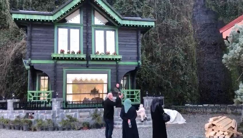 TEK TUŞLA EVİN YÖNÜNÜ DEĞİŞTİRİYOR. RİZE'NİN ARDEŞEN İLÇESİNDE YAŞAYAN CEMİL EKSİLMEZ İSİMLİ VATANDAŞIN YAPTIĞI DÖNEN EVİ GÖRENLER ŞAŞKINA DÖNÜYOR